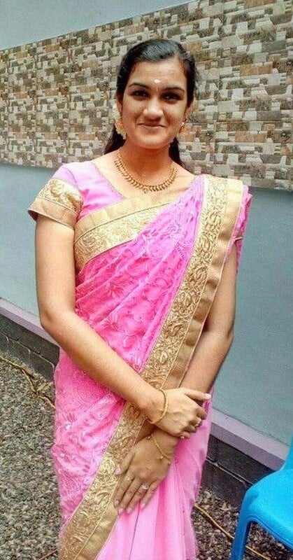 Indian girl in saree revealed her naked curves