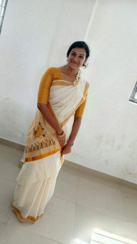 Indian girl in saree revealed her naked curves
