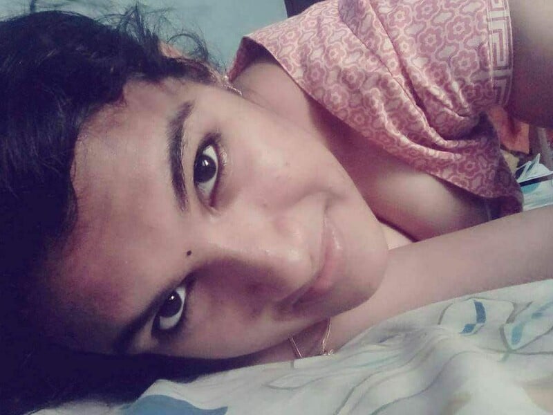 Indian girl in saree revealed her naked curves