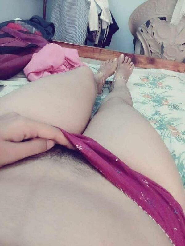 Indian girl in saree revealed her naked curves