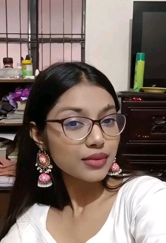 Innocent desi girl in glasses nude hot photos