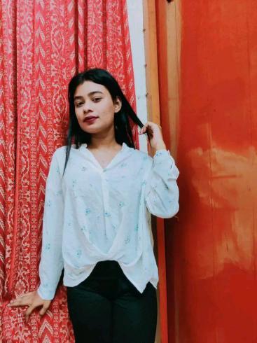 Sexy Instagram girl posts nude photos