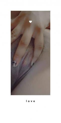 Sexy Instagram girl posts nude photos