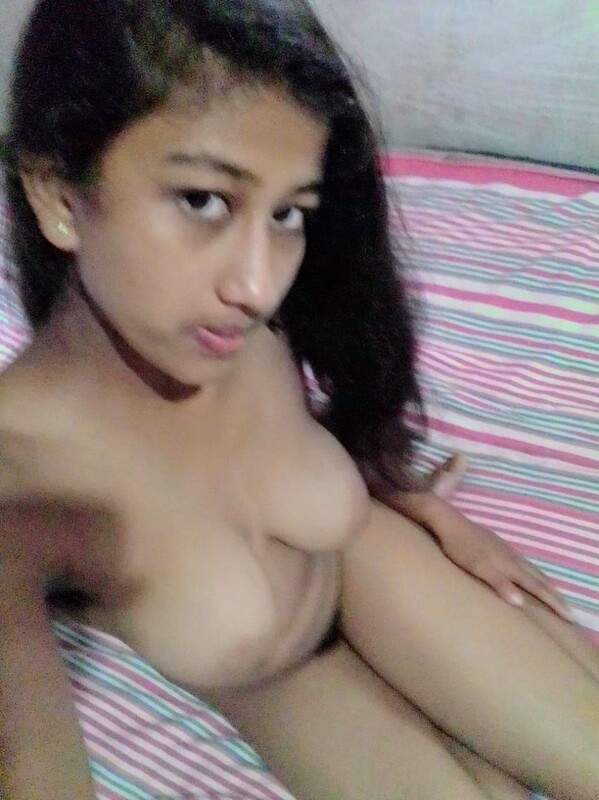 Indian girl nude selfies showing sexy boobs