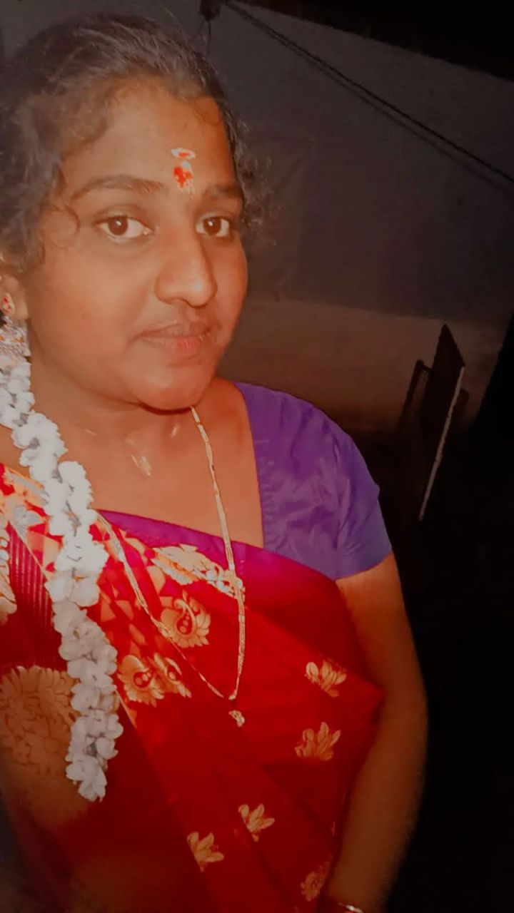 Tamil black beauty showing her big boobs