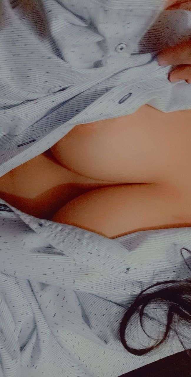 Indian girl in shirt has shown naked round boobs