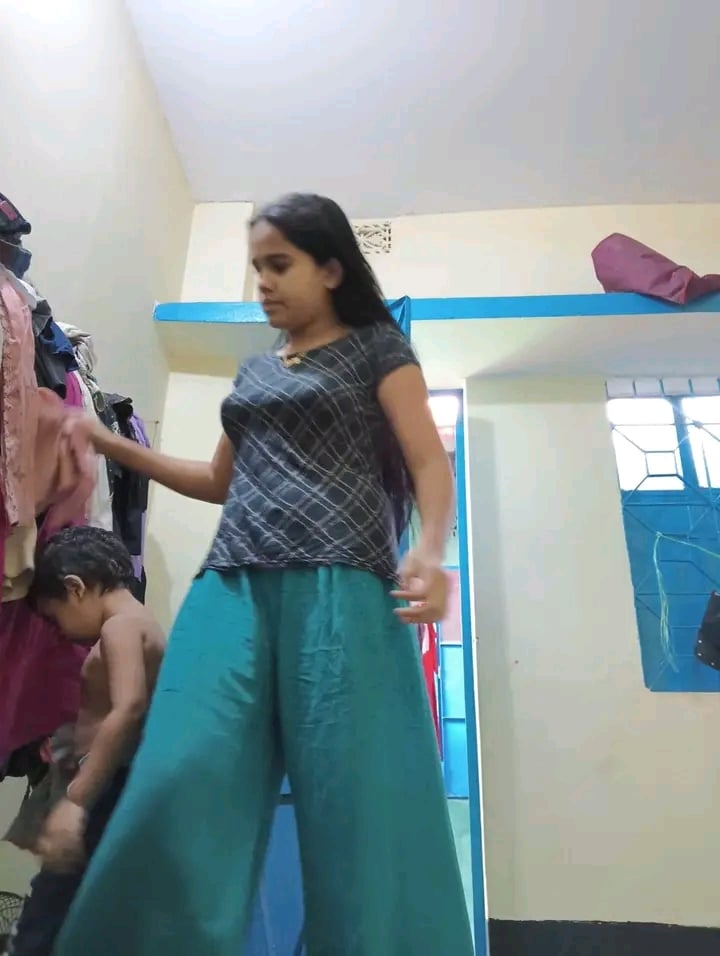 GF topless boobs show photos taken before sex