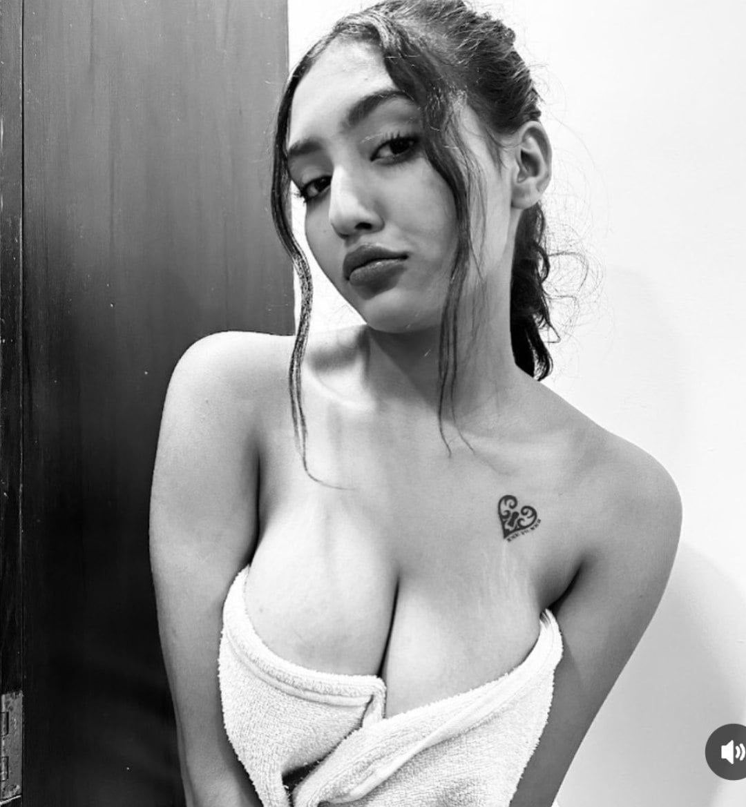 Instagram girl showing big boobs and nude pussy