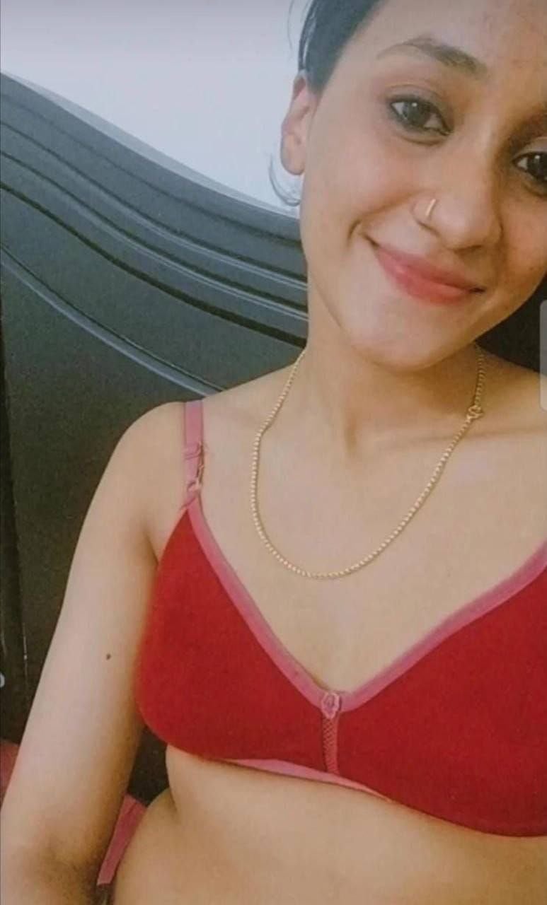 Skinny Indian girl nude photos shared with her lover