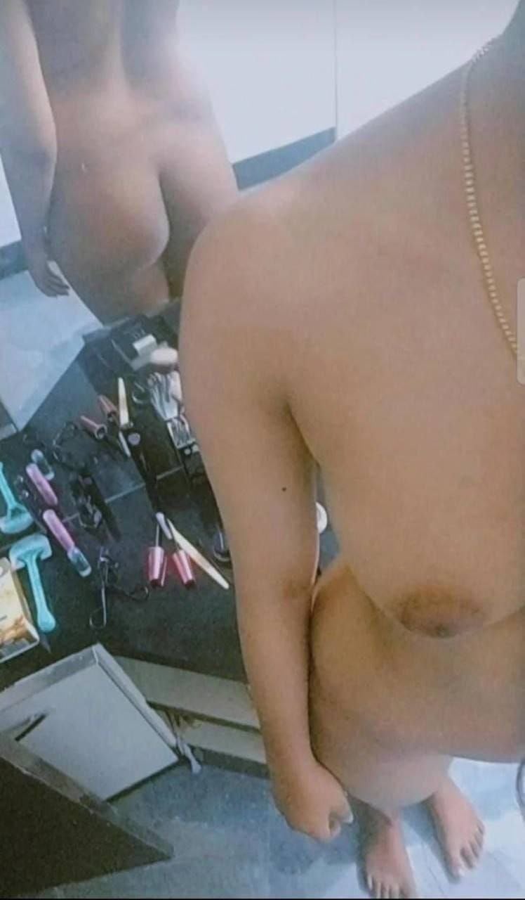 Skinny Indian girl nude photos shared with her lover