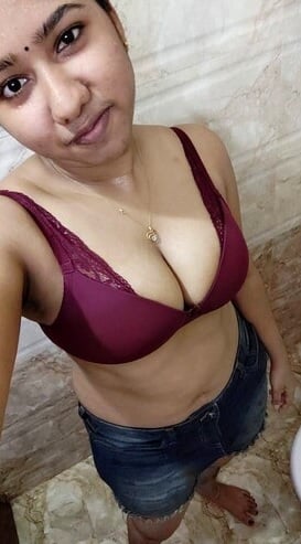 Mallu girlfriend virgin pussy and boobs showing to lover