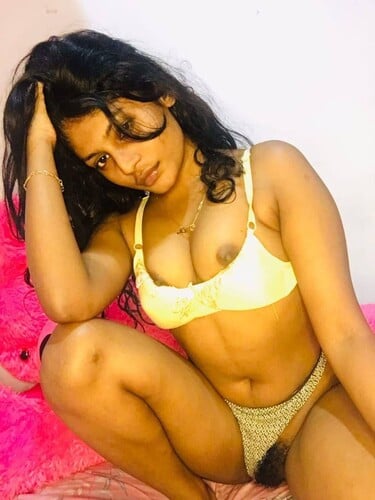 Instagram modeling girl naked posing photos