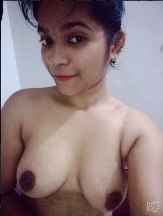 Wet Indian girl topless sexy boobs selfies