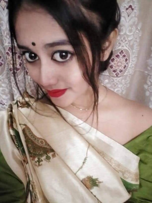 Red lips girlfriend posing topless in selfies