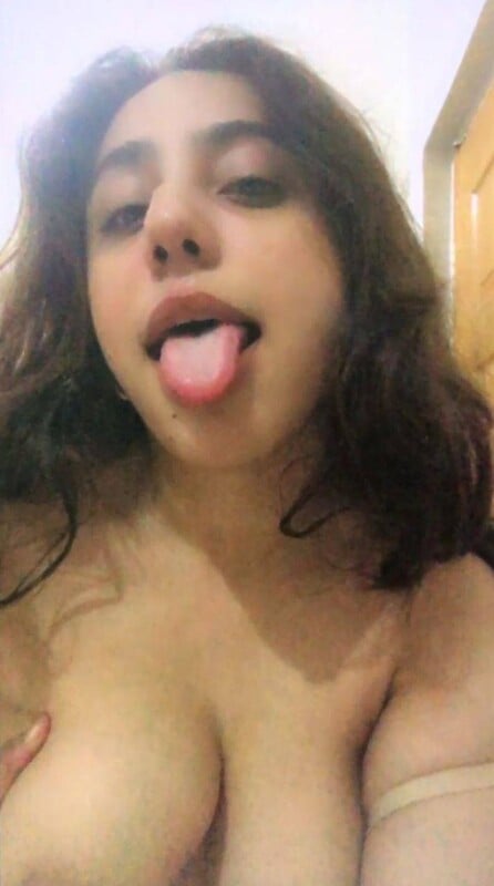 Mumbai Muslim girl topless playing with sexy boobs