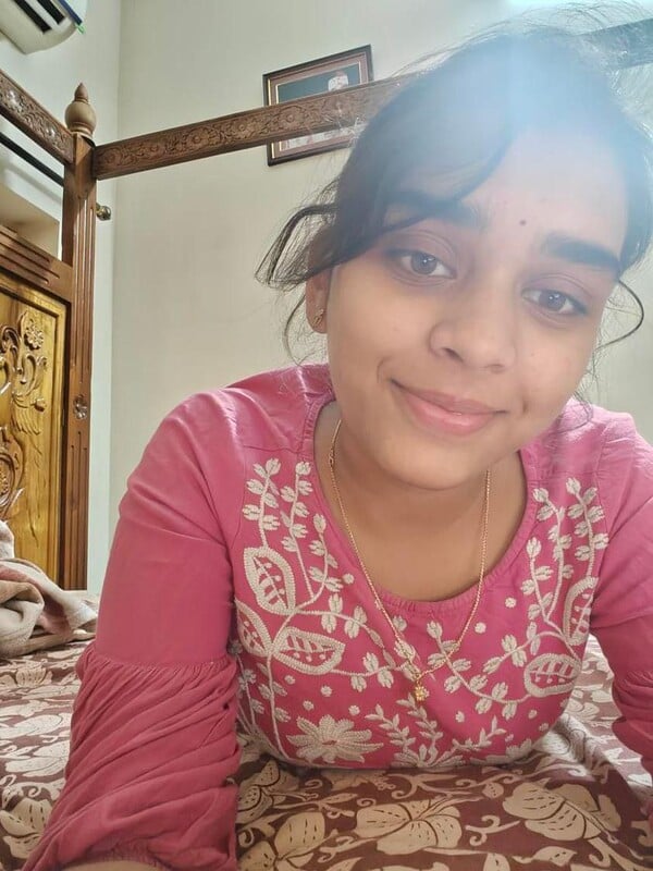 Tight body figure girl showing her nude pussy