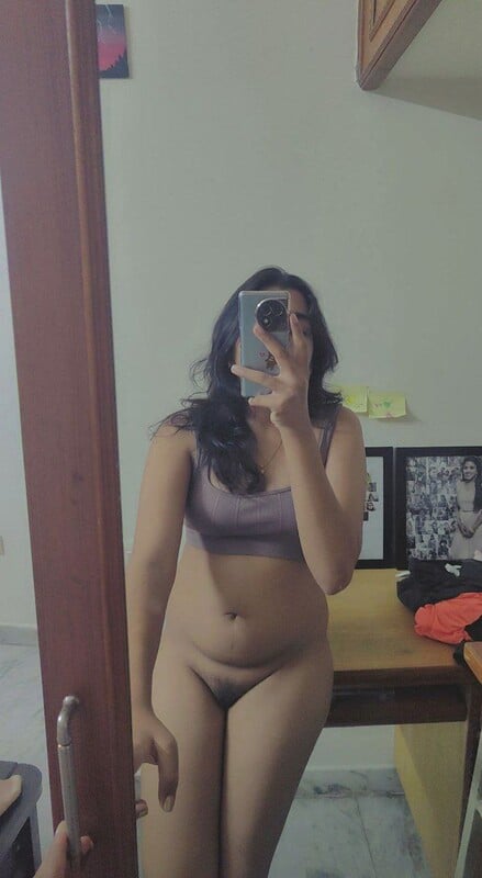 Tight body figure girl showing her nude pussy