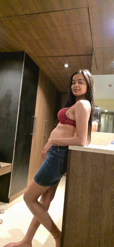 Top class Indian escort girl naked in hotel room