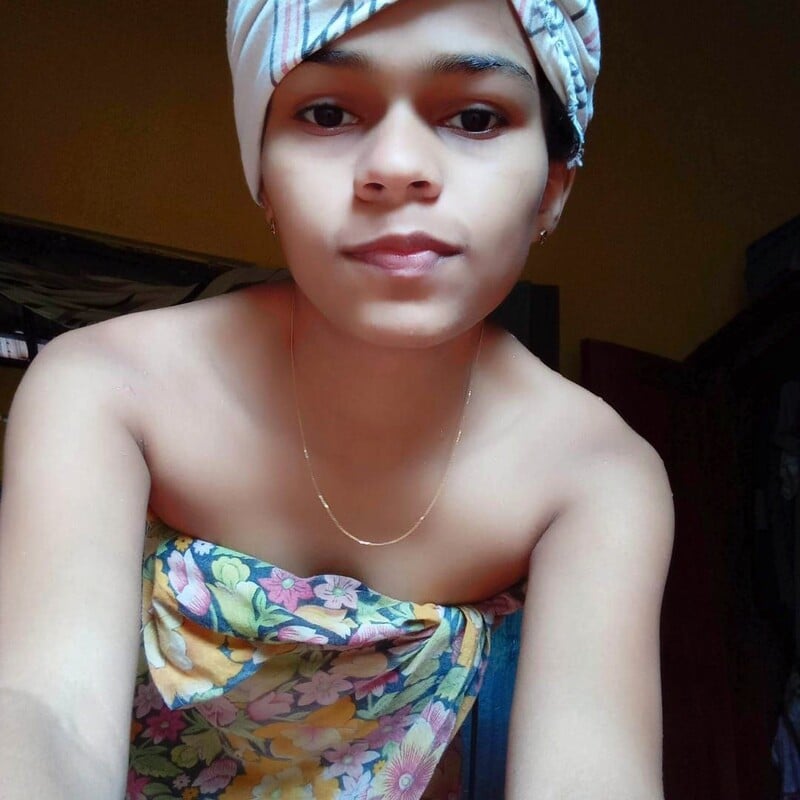 19yo college teen exposing milky boobs photos