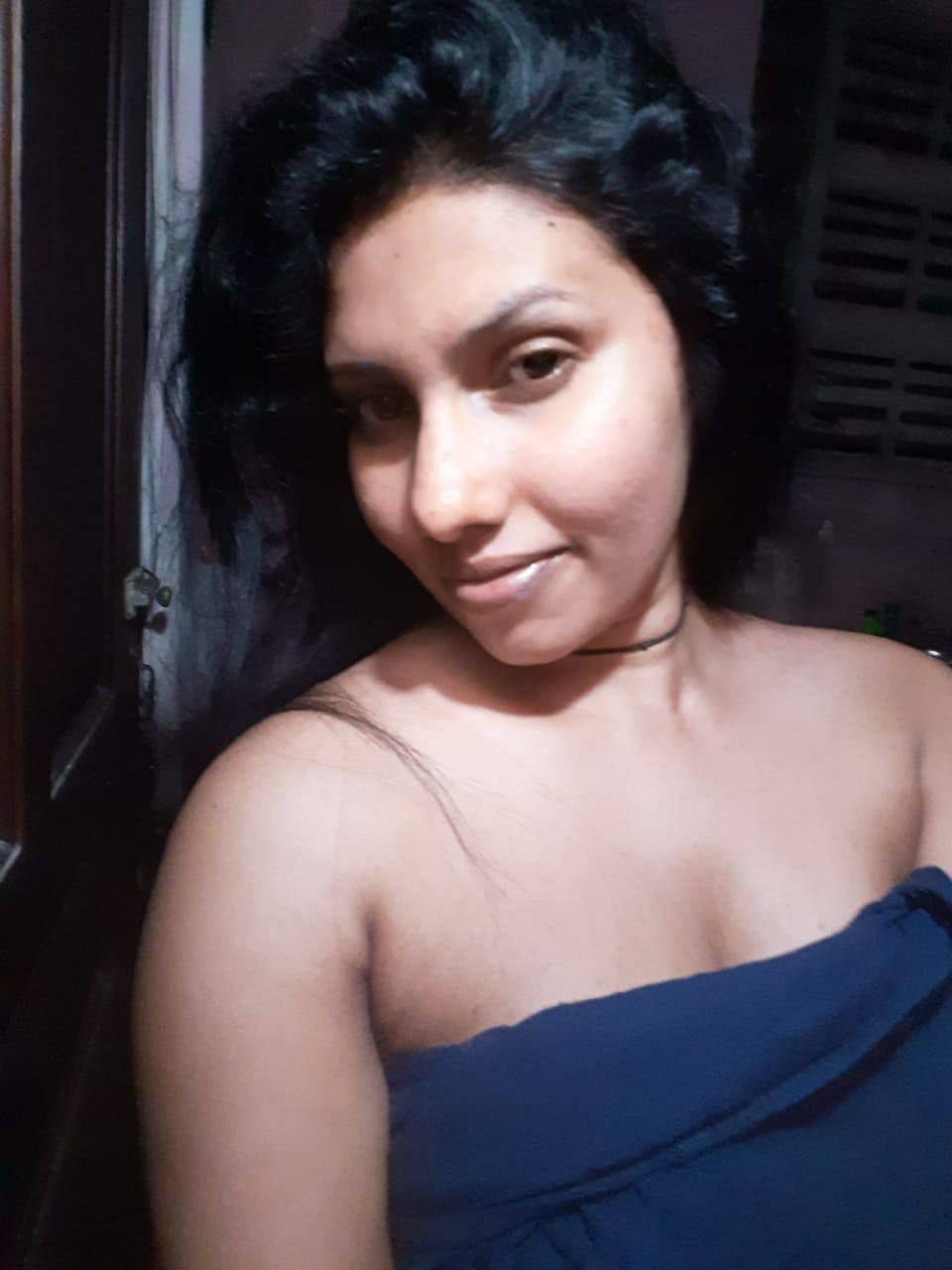 Lankan office girl pink pussy fingering in nude