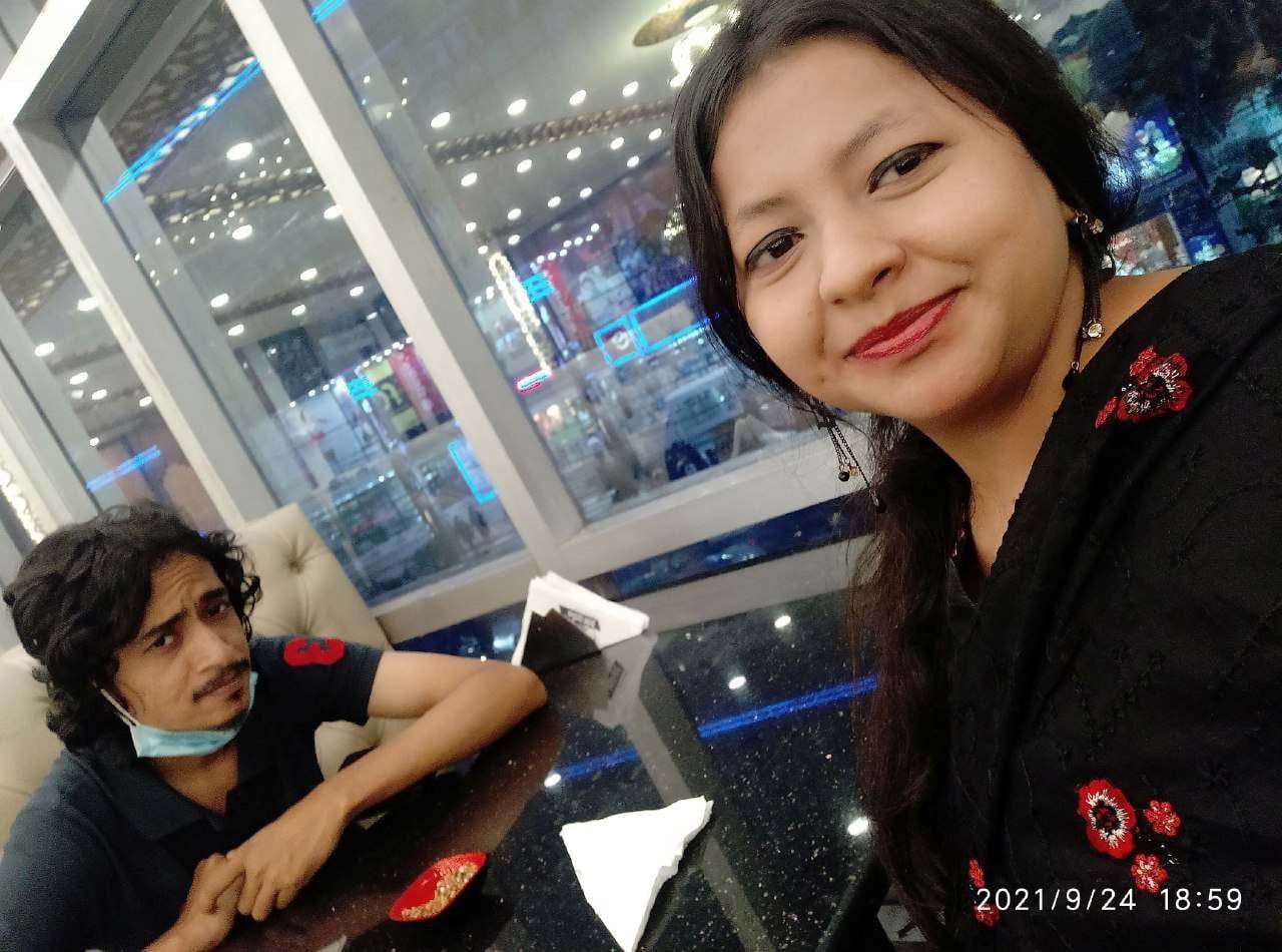 Cuckold hubby sharing wife and threesome pics