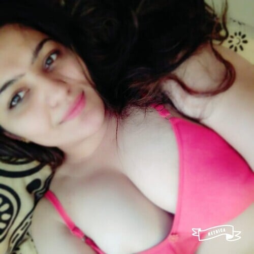 Sexy ass Delhi girl topless photos shared online