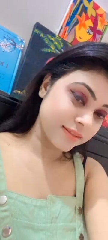 Shaved pussy sexy girl fingering and boobs show