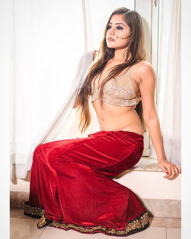 Instagram influencer nude bath in bathtub HD pics