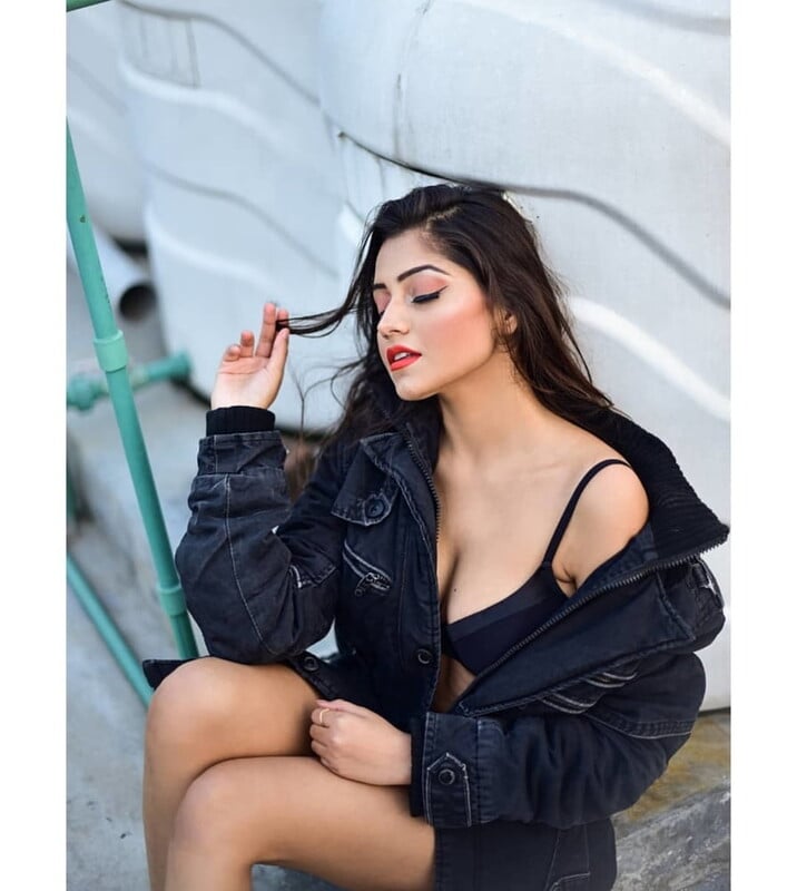 Instagram influencer nude bath in bathtub HD pics