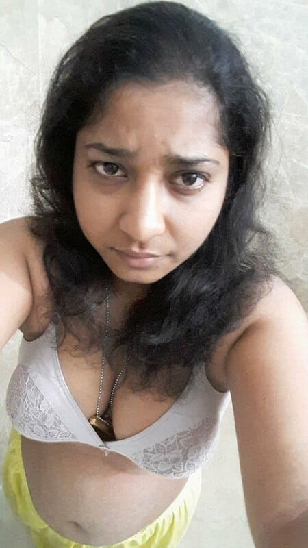 Sri Lankan office girl naked selfie photos