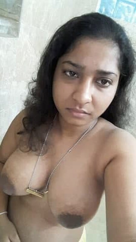 Sri Lankan office girl naked selfie photos