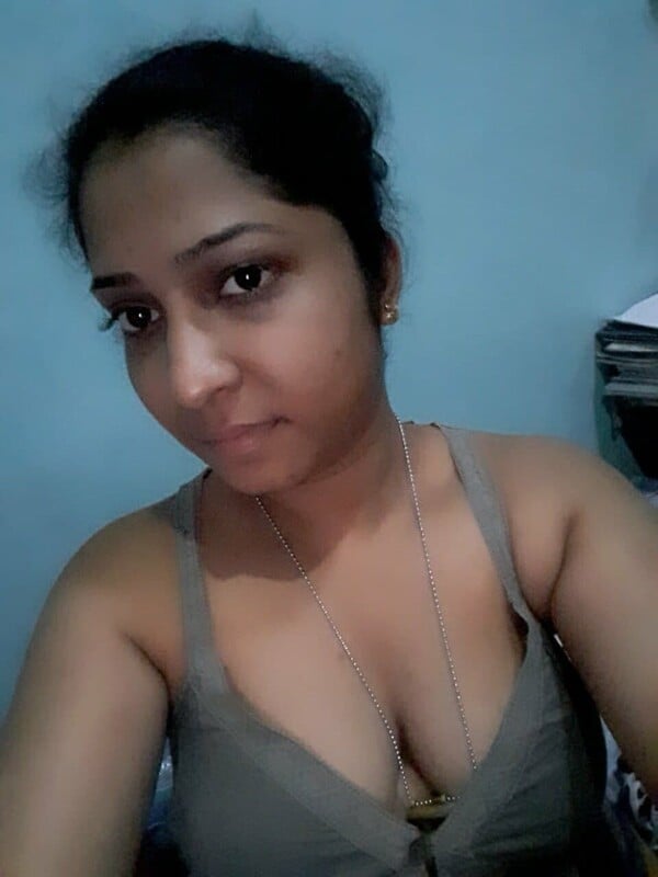 Sri Lankan office girl naked selfie photos