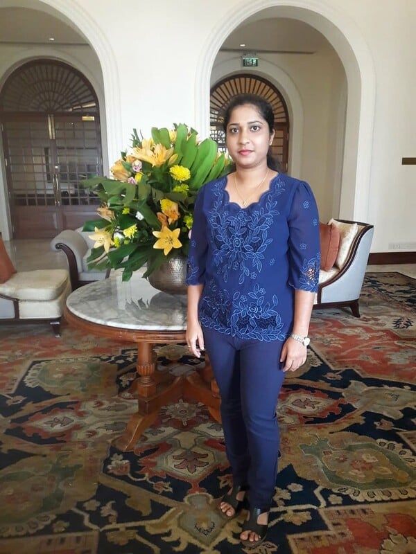 Sri Lankan office girl naked selfie photos