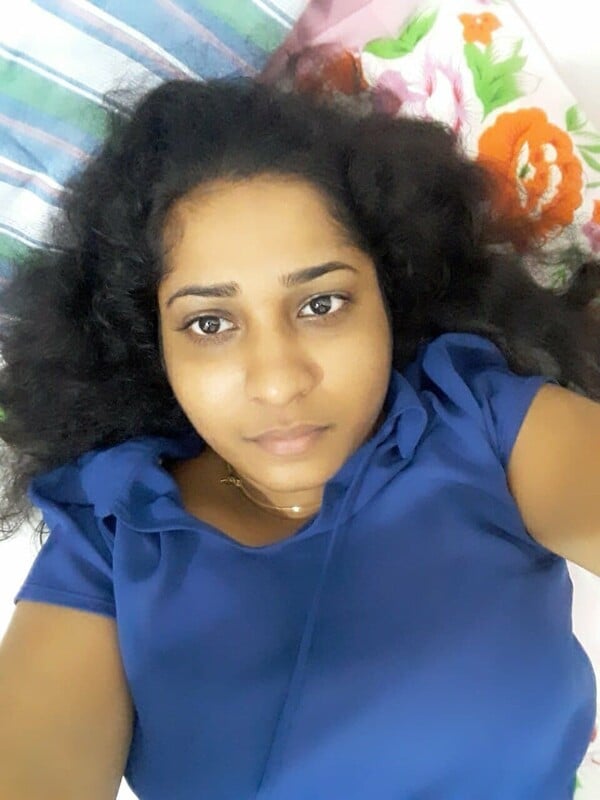 Sri Lankan office girl naked selfie photos
