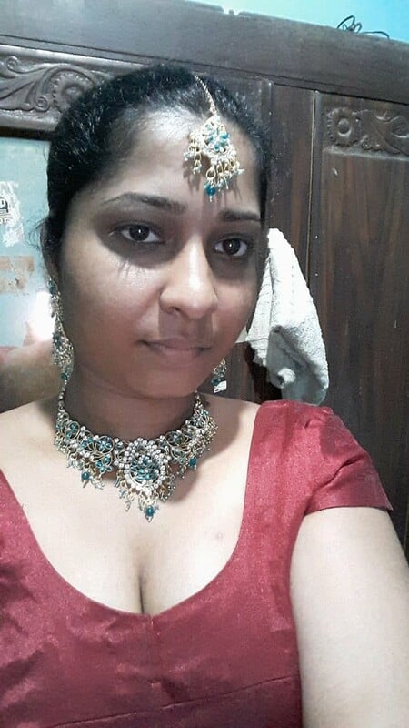 Sri Lankan office girl naked selfie photos