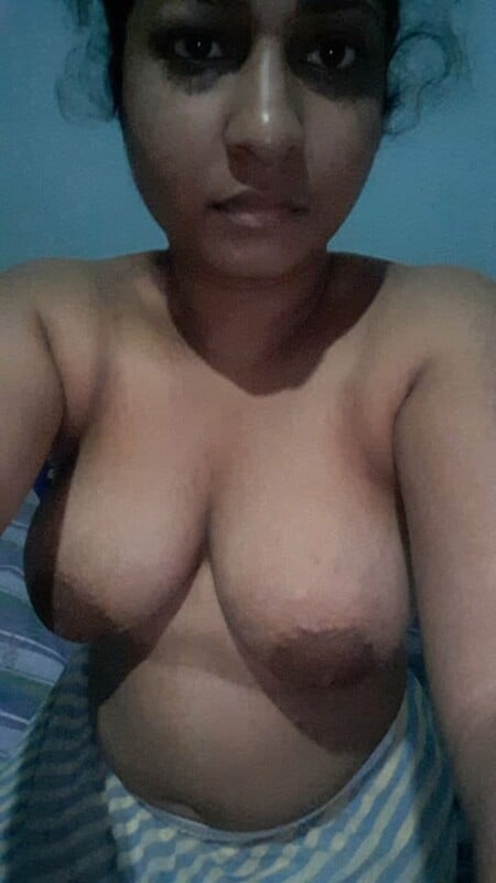 Sri Lankan office girl naked selfie photos