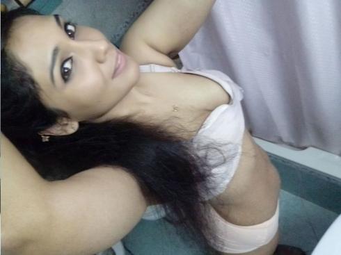 Mumbai modeling girl clicking naked selfies