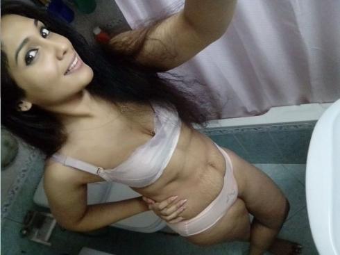 Mumbai modeling girl clicking naked selfies