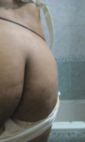 Mumbai modeling girl clicking naked selfies