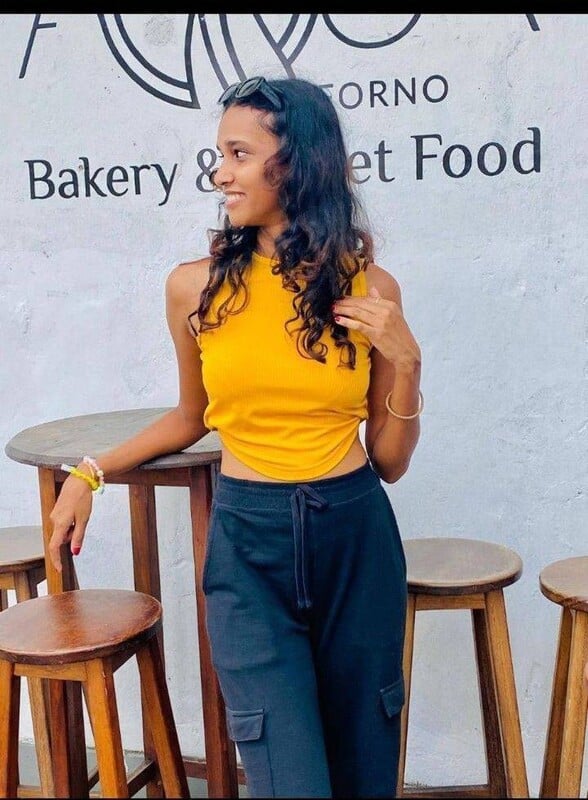 Srilankan young girl nude pussy showing hot pics