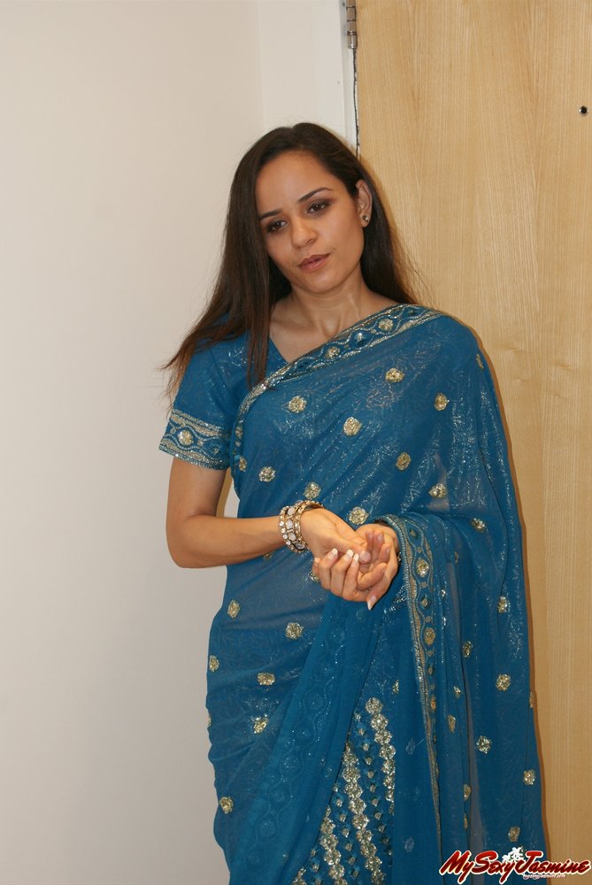 Indian Babe Jasmine In Sari Showing Off