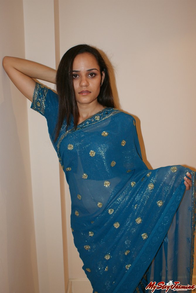 Indian Babe Jasmine In Sari Showing Off