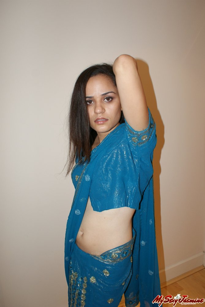 Indian Babe Jasmine In Sari Showing Off