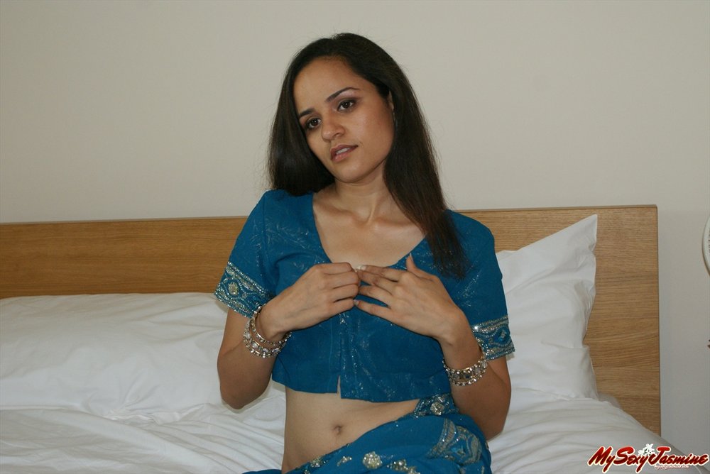 Indian Babe Jasmine In Sari Showing Off