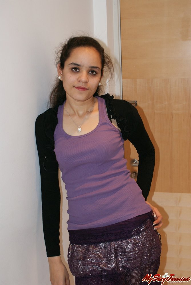 Jasmine Nude In Bed Masturbating