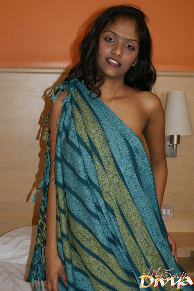 Sexy Indian Babe Divya Mast Indian Doodhwali