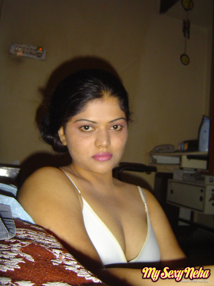 Gorgeous Hot Indian Bhabhi Neha Nair