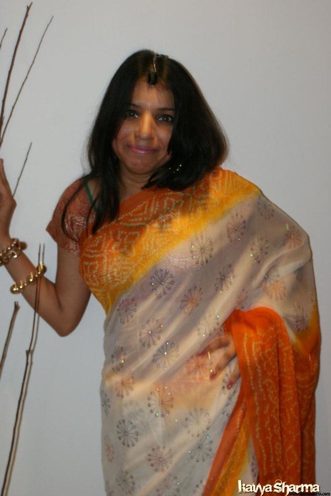 Sexy Indian Babe Kavya Sharma Sari Secrets
