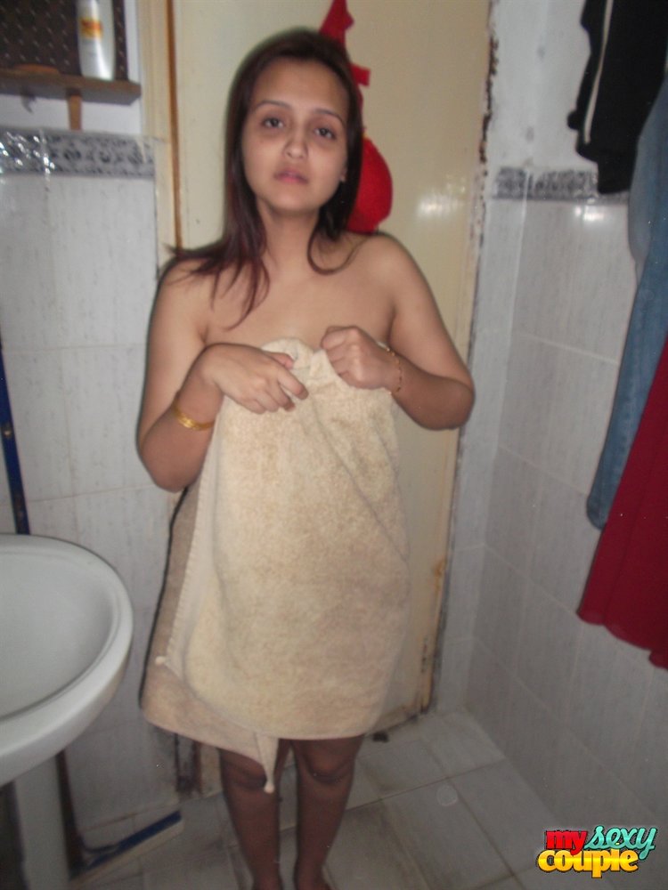 Sonia Juicy Indian Hot Wife Naked Bathroom Pics