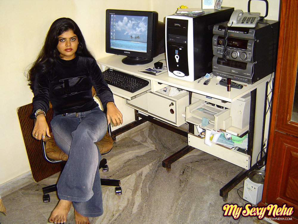 neha nair in western tight jeans and black bra in bedroom